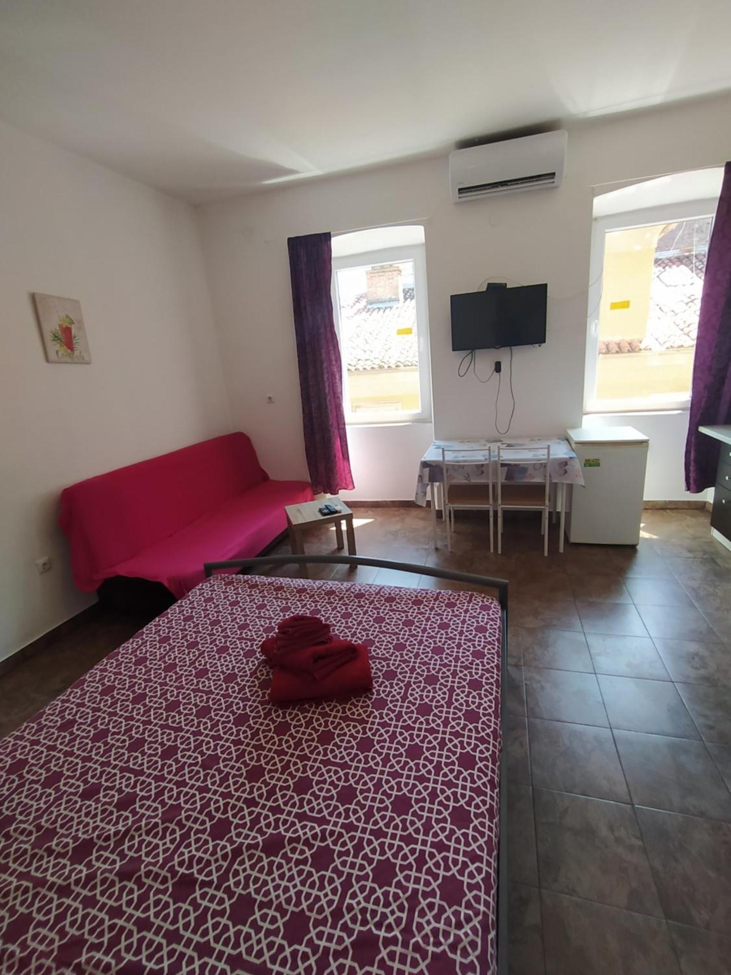 Dejan Apartment 2-Top Centar-Old Town Studio Pula Room photo